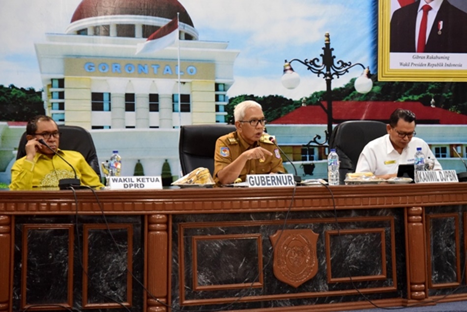 Pj. Gubernur Rudy Salahuddin, memberikan arahan pada Rakorev penyerapan anggaran Triwulan IV tahun 2024 di Ruangan Dulohupa Gubernuran Gorontalo. ( Foto : Haris)