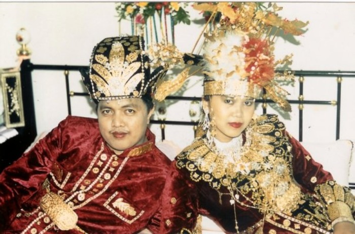 menggunakan pakaian adat paluwala