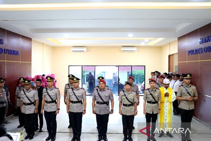Kapolres Gorontalo Utara AKBP Andik Gunawan memimpin pergantian tujuh pejabat utama (PJU) berlangsung di aula Mapolres setempat, Kamis (16/1). (ANTARA/HO-Humas Polres Gorontalo Utara)