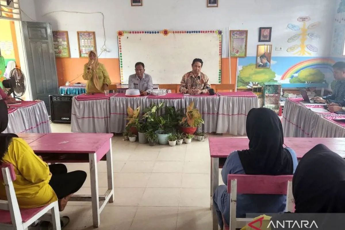 Kepala Keasistenan Bidang Pemeriksaan Perwakilan ORI Gorontalo Wahiyudin Mamonto pada pertemuan dengan pihak sekolah hingga orang tua murid di SDN 8 Telaga Biru, Kabupaten Gorontalo, Gorontalo. ANTARA