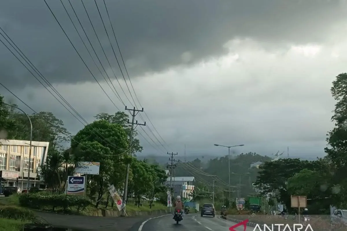 BMKG mengimbau warga dan pemerintah kabupaten dan kota di Sulawesi Utara mewaspadai potensi bencana hidrometeorologi beberapa hari ke depan. ANTARA/Karel A Polakitan.