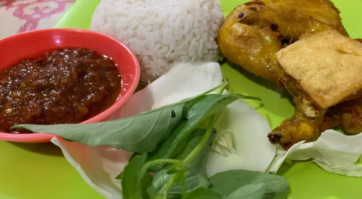 Lezatnya Ayam Lalapan Kampung Khas Gorontalo: Perpaduan Kenyalnya Daging dan Pedasnya Sambal Roa (Arfando Ibrahim/Liputan6.com)