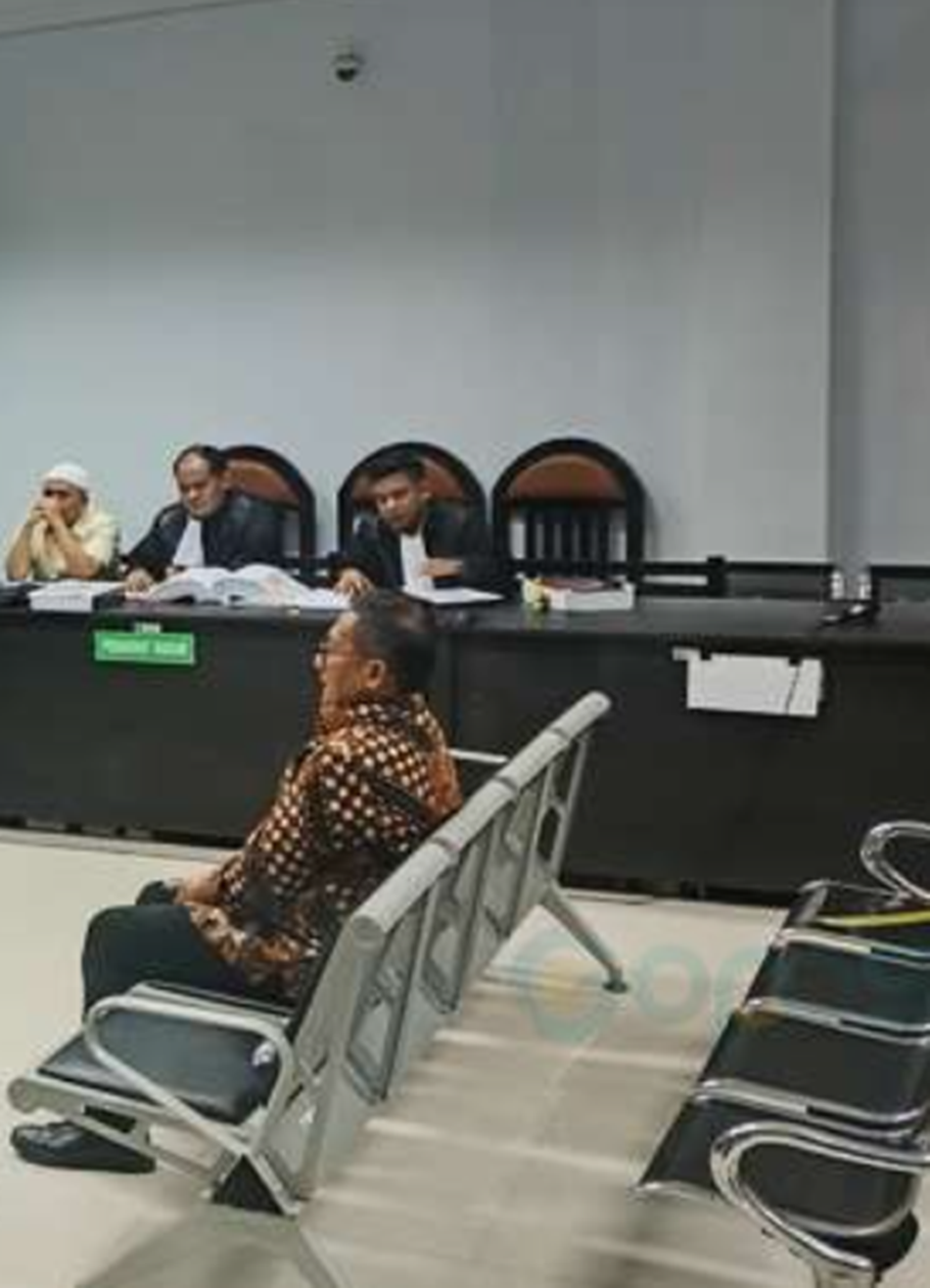 mantan walikota Marten Taha saat memberikan kjeterangan di Pengadilan  Tipikor Gorontalo.(F:GP)