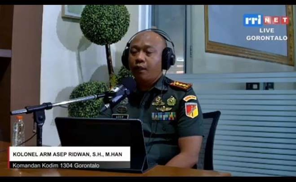 Dandim 1304 Gorontalo Letkol. ARM. Asep Ridwan saat menjadi narasumber di RRI Gorontalo(Foto: RRI Gorontalo).
