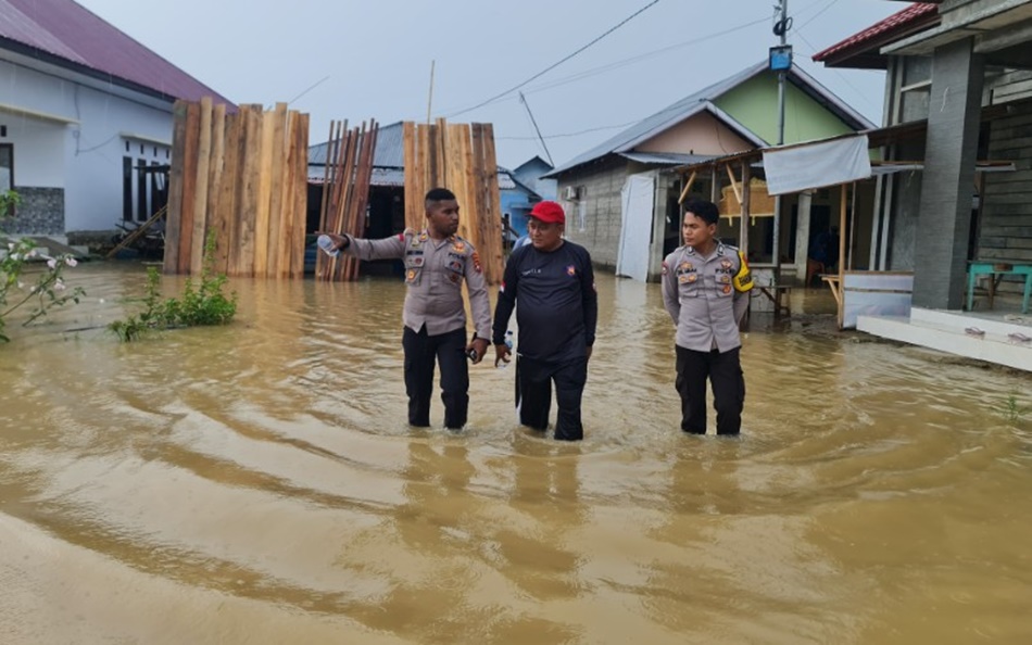 Selain memantau rumah warga, Kapolsek juga melakukan pengecekan debit air di pintu kanal wilayah Tilango.(F:hms-Pol)