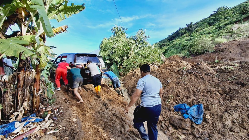 Sat Samapta bekerja sama dengan Polsek Sumalata serta warga setempat membantu masyarakat yang terjebak longsor.(F:hms-Pol)