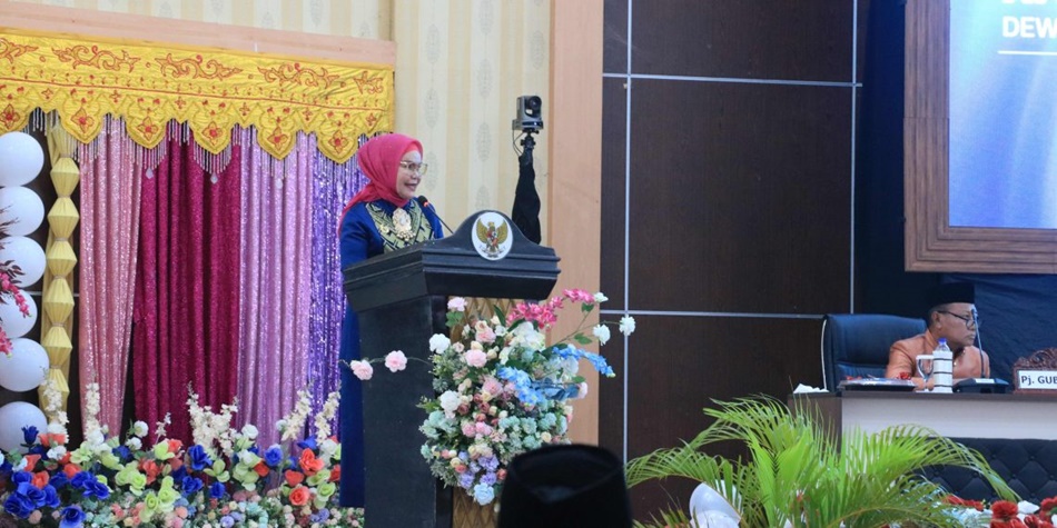 Bupati Merlan S. Uloli saat memberikan sambutan pada Sidang Paripurna DPRD Bone Bolango dalam rangka Peringatan Hari Ulang Tahun Kabupaten Bone Bolango ke-22 tahun 2025 di Auditorium DPRD. (Foto Fauzi