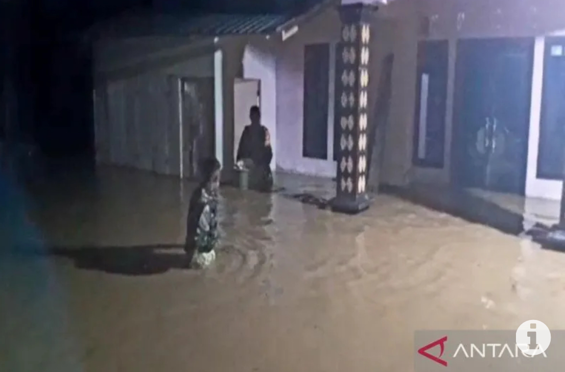 Banjir merendam permukiman warga di tiga desa di Kecamatan Tomilito Gorontalo Utara, Provinsi Gorontalo, Senin (27/1). ANTARA/Susanti Sako