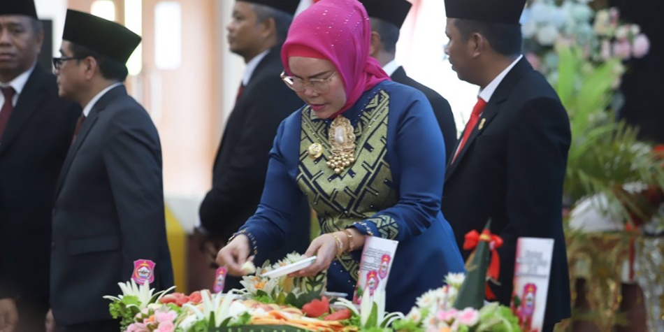 Bupati Merlan S. Uloli saat melakukan pemotongan tumpeng Peringatan Hari Ulang Tahun Kabupaten Bone Bolango ke-22 tahun 2025 di Auditorium DPRD Bone Bolango. (Foto Yudi/Prokopim)