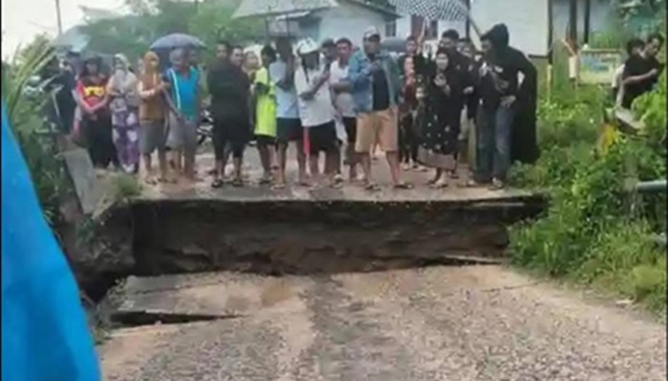 warga menyaksikan kondisi jembatan yang menghubungkan Paguat-Dengilo ambruk akibat banjir bandang (F:FB)