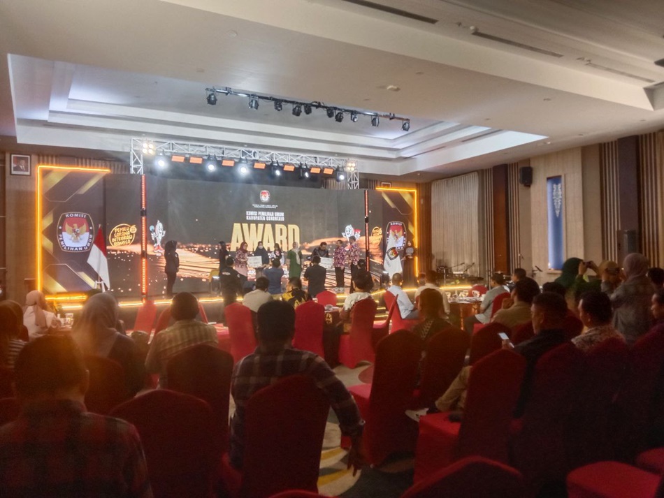 penyerahan award penghargaan oleh KPU Kabgor atas suksesnya Pilkada 2024.(F:humas)
