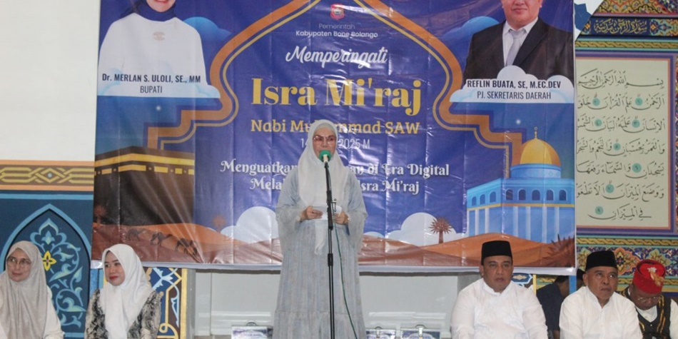 Bupati Bone Bolango Merlan Uloli saat menghadiri Peringatan Isra Miraj Nabi Muhammad SAW 1446 H di Masjid Baitul Haq Islamic Center. (F:Forkopim)