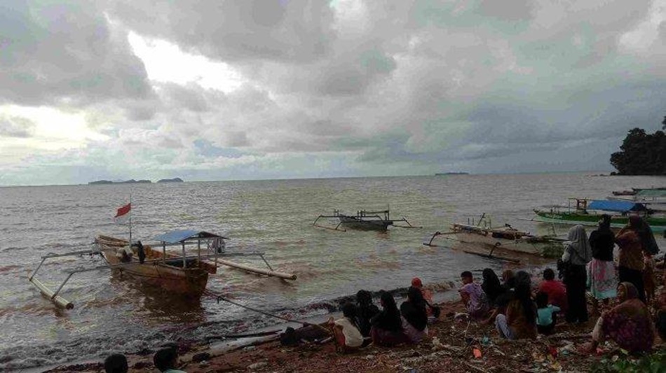 warga menanti tim pencarian di tepi pantai (F:ist)