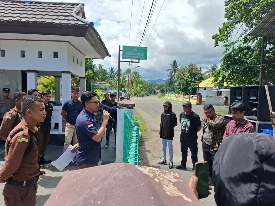 Aksi unjuk rasa yang dilakukan aliansi pergerakan rakyat nusantara di Kejaksaan Tilamuta. (F:hms-Pol).