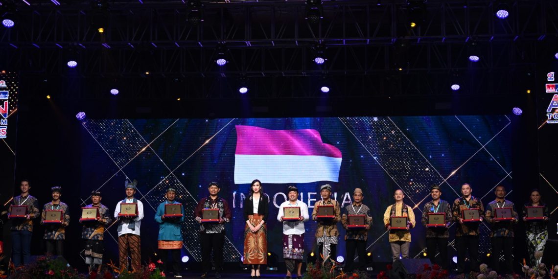 Sukirman Tilahunga, perwakilan komunitas sekaligus pendamping Program Desa Sejahtera Astra saat menerima penghargaan.(F:prokopim).