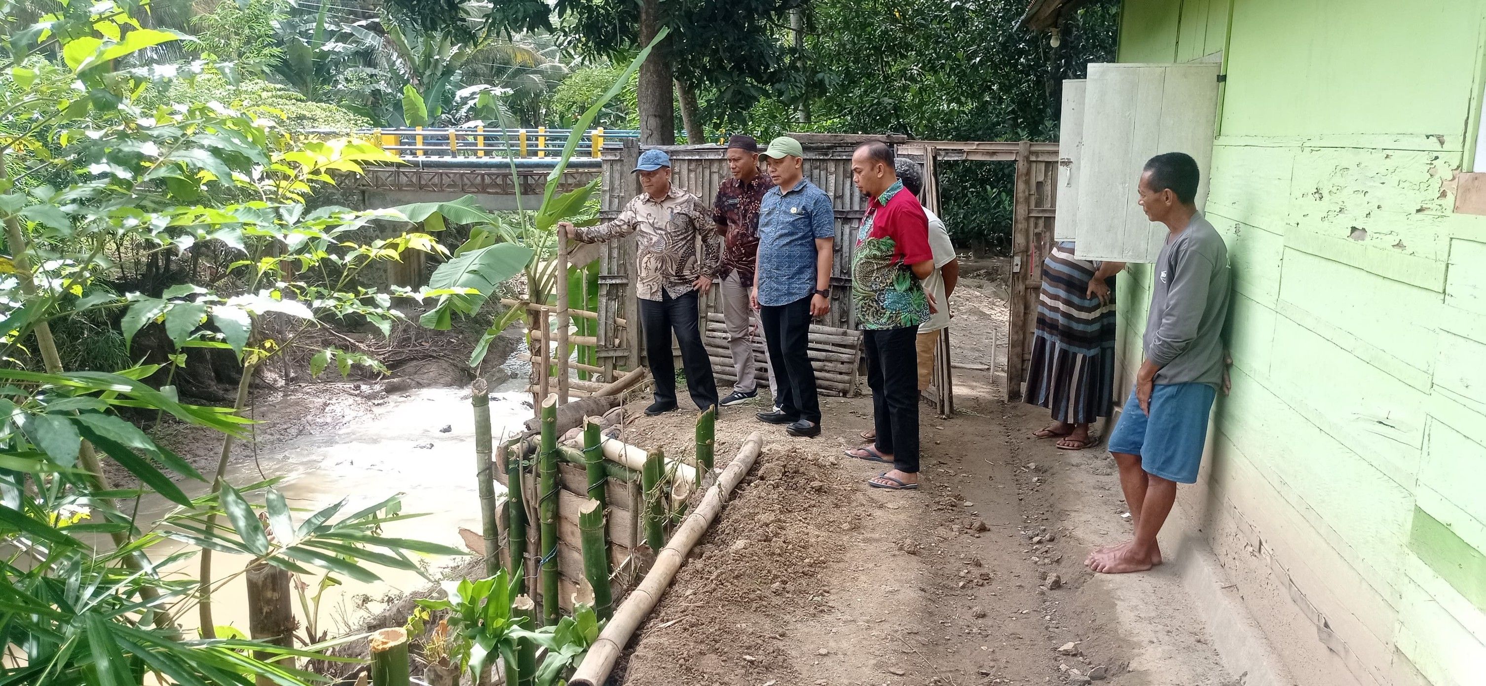 Pj.sekda kabgir saat meninjau lokasi longsor.(f;Prokopim)