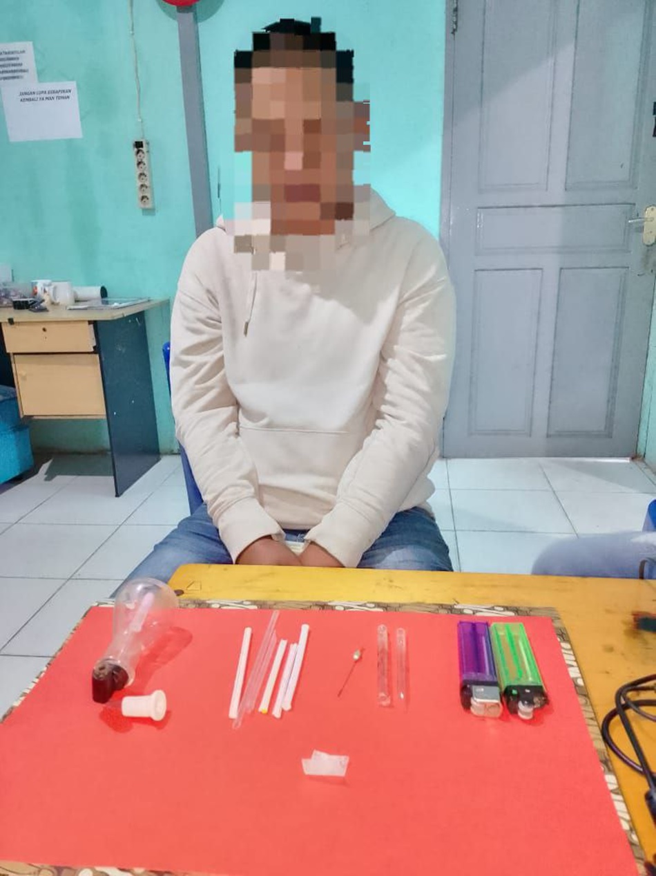 pelaku narkoba dan barang bukti saat diamankan Polisi.(F:hms-Pol)
