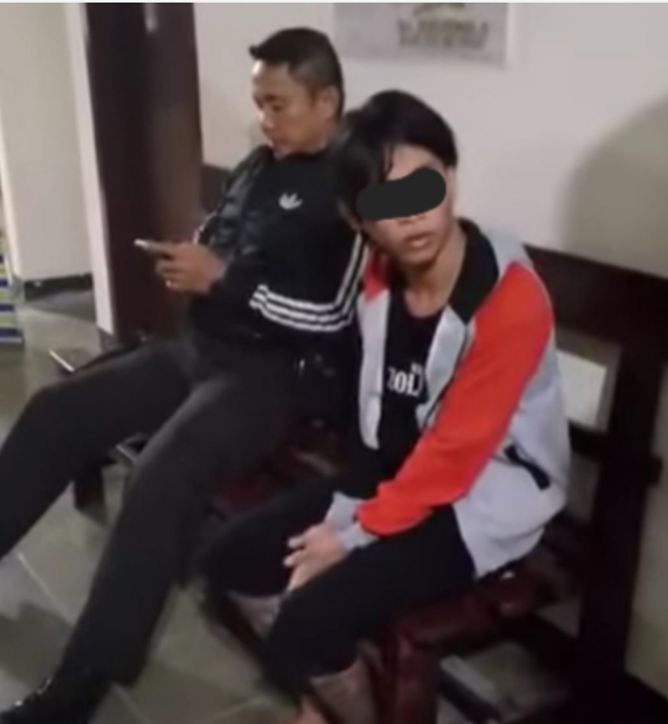pelaku pembuniuhan sopir taksi Gorontalo-Manado saat ditangkap Polisi.(F;ist)