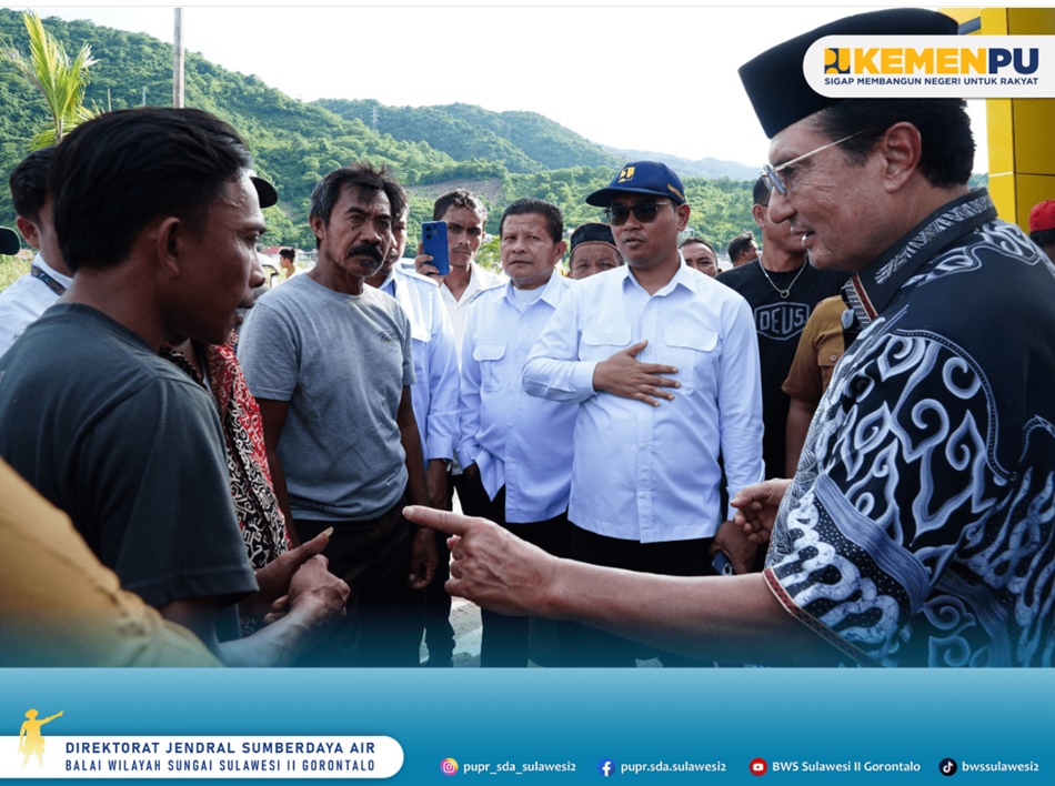 Anggota DPD RI Fadel Muhamad didampingi Kepala BWS Sulawesi II Gorontalo Ali Rahmat kunjungi lokasi banjir.(F:Humas)
