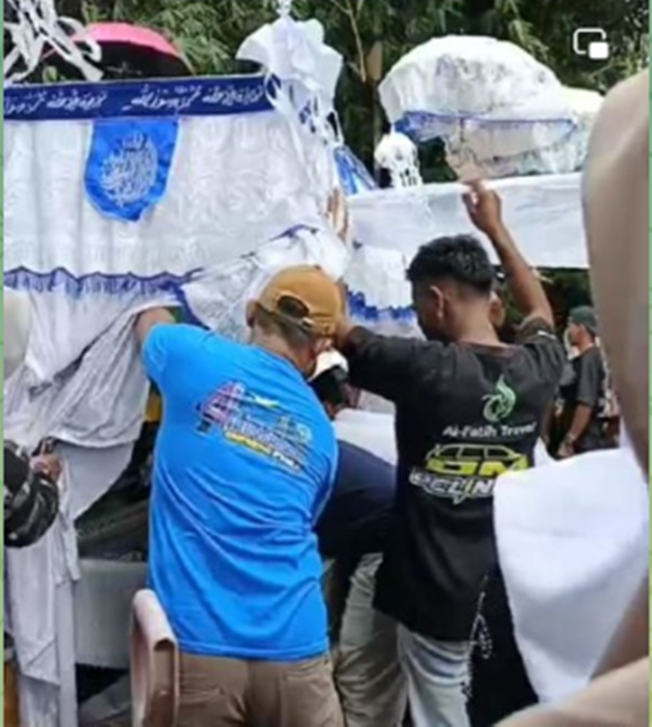 suasana pemakman alrmhum sopir taksi Gorontalo-Manado yang tewas ditikam penumpang di Tondano Minahasa.(F:Ist)