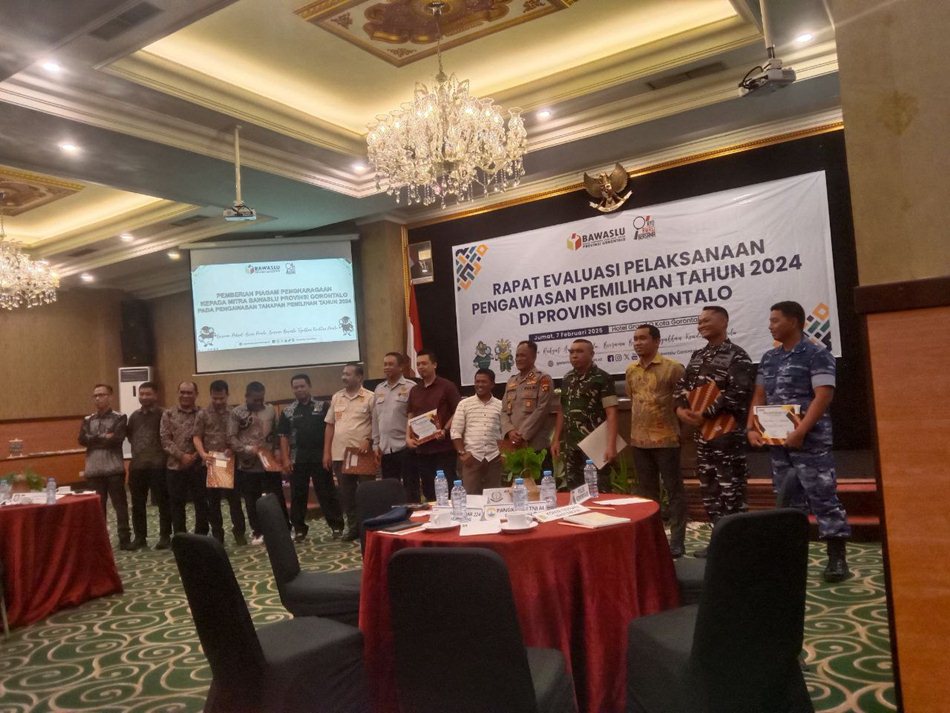 Pada kkegiatan evaluasi Bawaslu juga memberikan penghargaan kepada unsur terkait suksesnya pengawasan Pemilu.(F:hujmas)