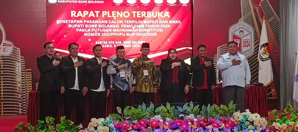 KPU Bone Bolango foto bersama bupati terpilih usai pelno penetapan (F:HUMAS)