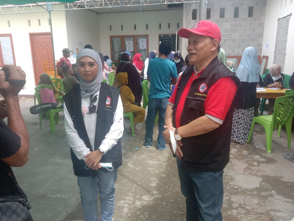 Ketua IDI Kabgor dr. Jeinfer Rivian  Lestyorini Bobihoe  bersama Ketua IDI Provinsi dr. A. R.  Mohammad, Sp.PD, FINASIM.(F:ist)