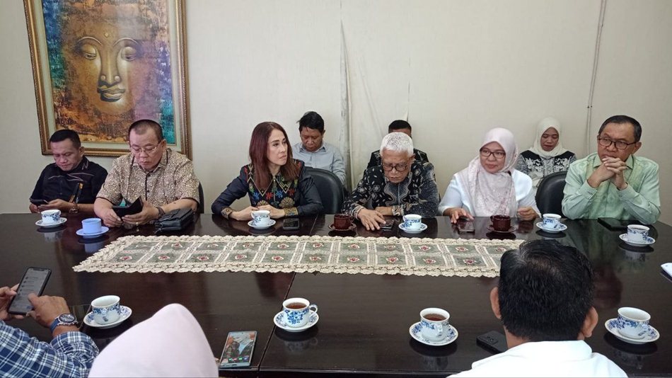 Komisi I DPRD Provinsi Gorontalo melakukan audiens langsung dengan Kementerian   Dalam Negeri (Kemendagri) guna memperjuangkan pembentukan Daerah Otonomi Baru (DOB) Bone Pesisir. (F:humas)