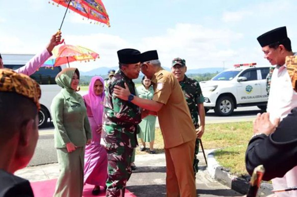 Pangdam XIII Merdaka saat tiba di Gorontalo disambut Pj Gubernur bersama Foorkopimda.(F:kmfo)