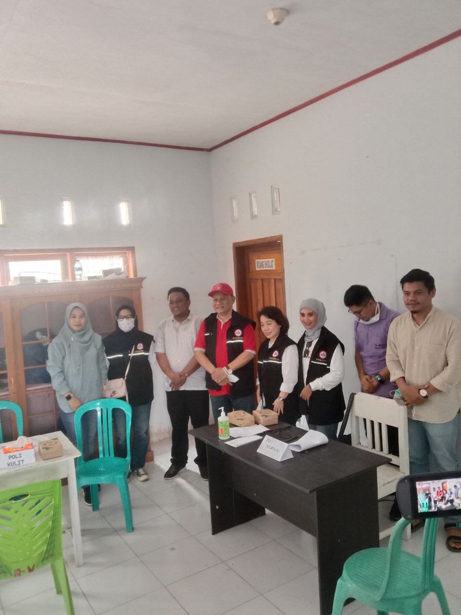 Ketua IDI Pprovinsi dan Ketua IDI Kabupaten Gorontalo bersama Tim dokter kegiatan pengobatan gratis (F:GP-JP)