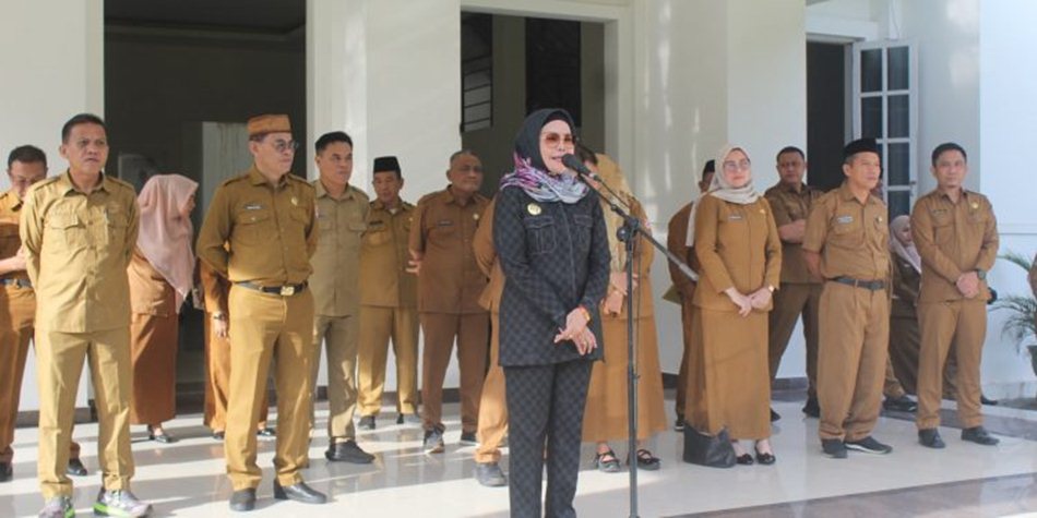 Bupati Merlan S. Uloli saat memimpin Apel Kerja Pemerintah Kabupaten Bone Bolango   di Halaman Kantor Bupati, Senin (10/2/2025). (Foto Yudi/Prokopim)