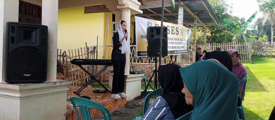 Anggota DPRD Provinsi Gorontalo Yeyen Sidiki saat reses di Desa Bulonthala Timur, Kecamatan Suwawa Selatan.(F:humas)