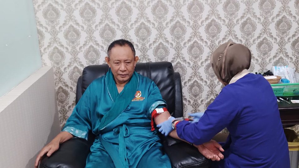 Gubernur terpilih Gusnar Ismail saat menjalani pemeriksaan di RSPAD Gatot Subroto.(F:Kmfo)