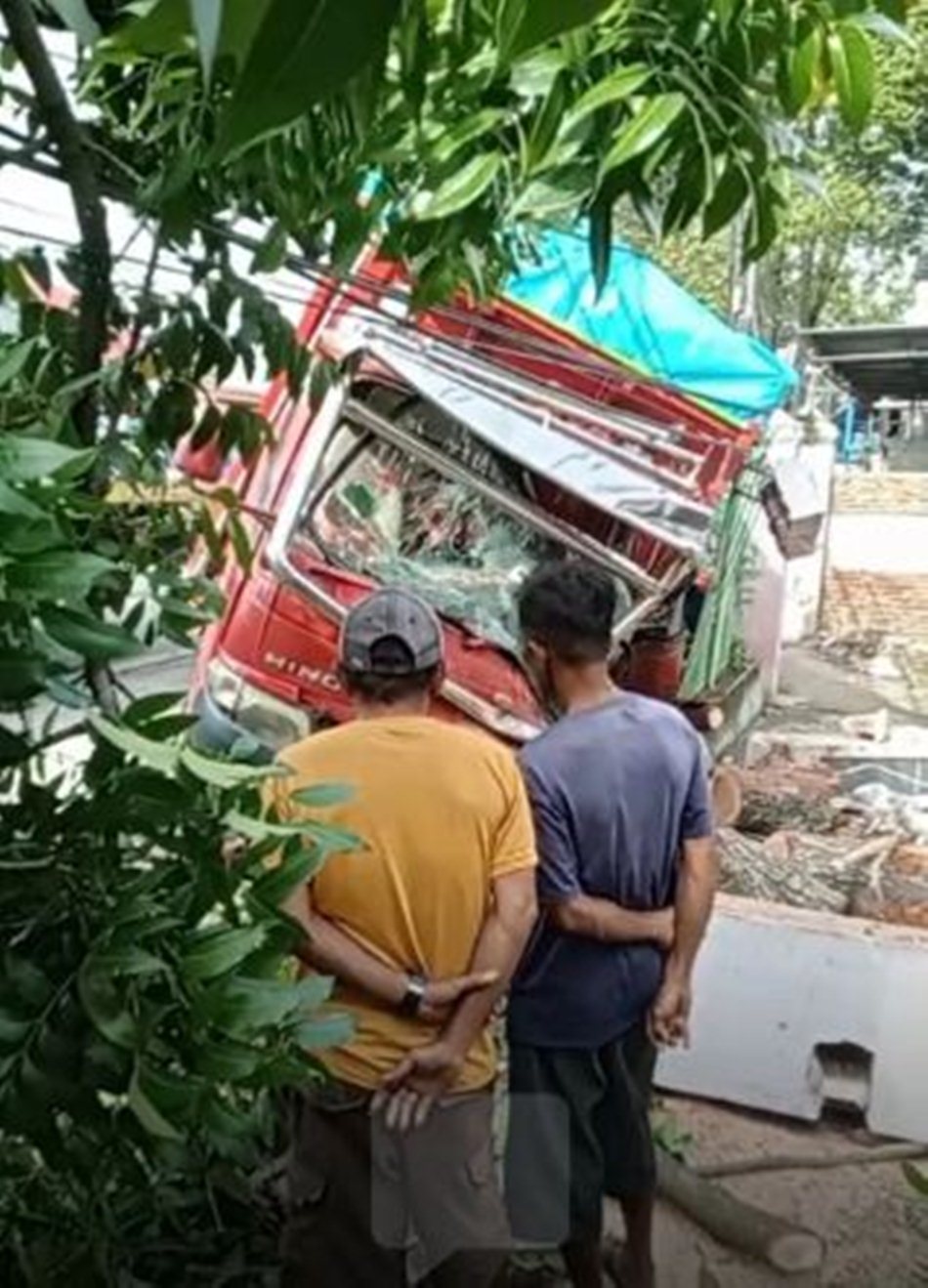Kondisi truk yang menabrak rumah warga (Tangkapanlayar)