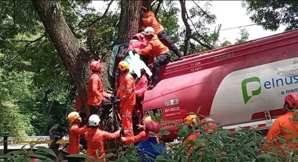 Suasana saat Tim SAR melakukan evakuasi korban truk BBM kecelakaan di Pontolo Gorut.(F:Ist)