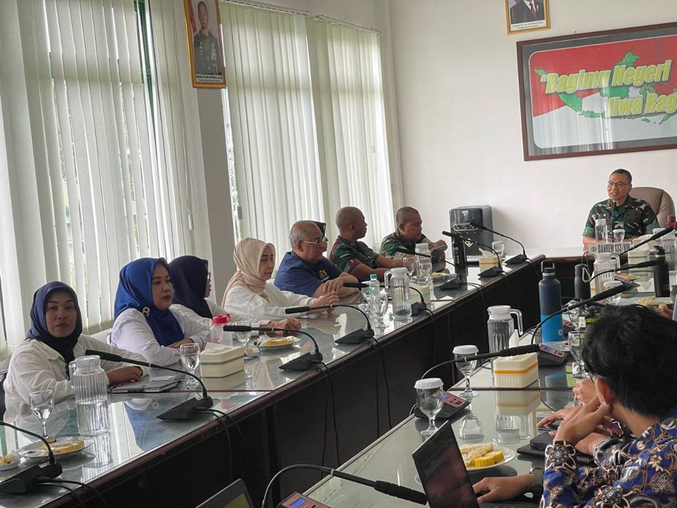 Rapat koordinasi program makanan bergizi gratis yang dipimpin Danrem 133 Nani Wartabone Brigjen TNI Hari Pahlawantoro.(F:Penrem)