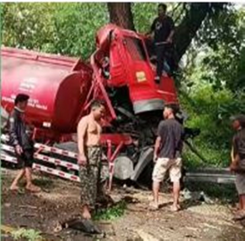kondisi mobil BBM yang rem blong menambrak pohon di turunan Pontolo Gorut.(F:ist)