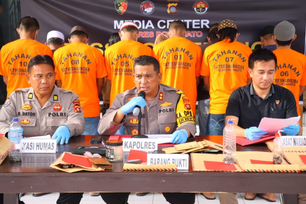 Press Conference pengungkapan kasus narkoba yang dipimpin Kapolres Pohuwato AKBP Winarno, SH, S.IK..(F:hms-Pol)