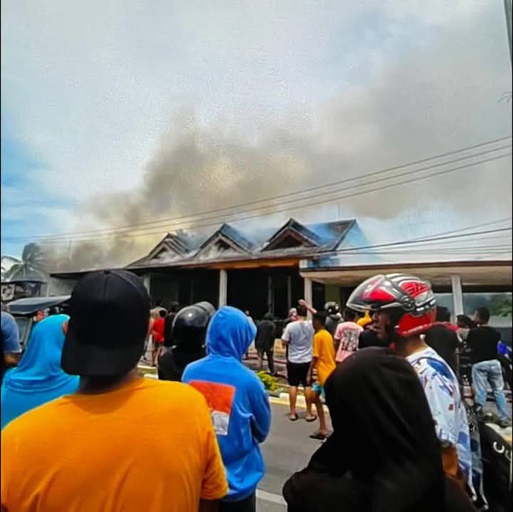 warga nemadati lokasi kebakkaran yang berada di Jalan samping Nagot.(F:humas