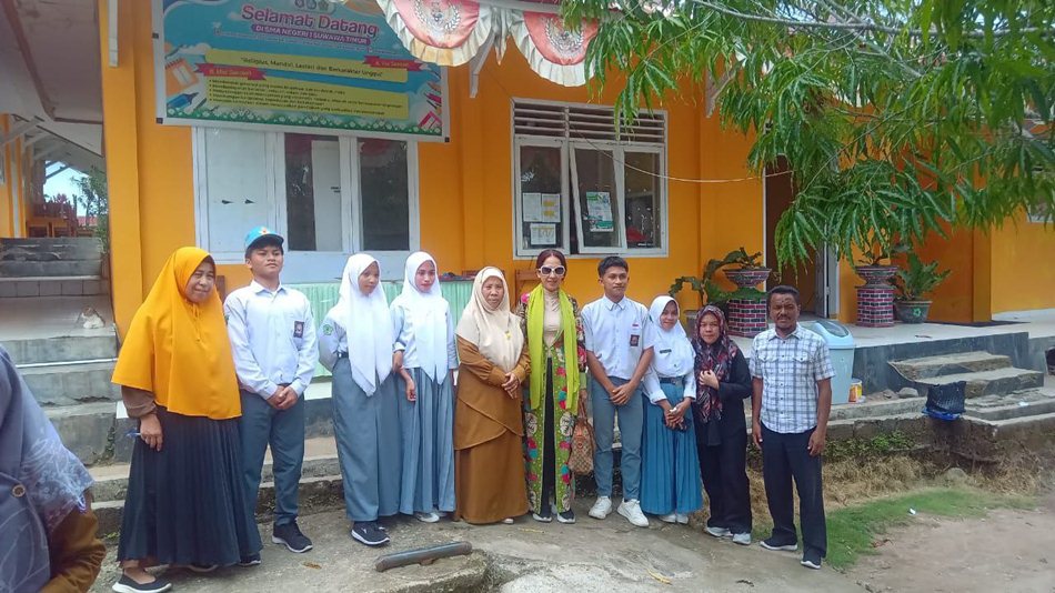 Kunjungan lapangan Aleg Deprov Yeyen Sidiki di SMA Suwawa Timur.(F:humas)