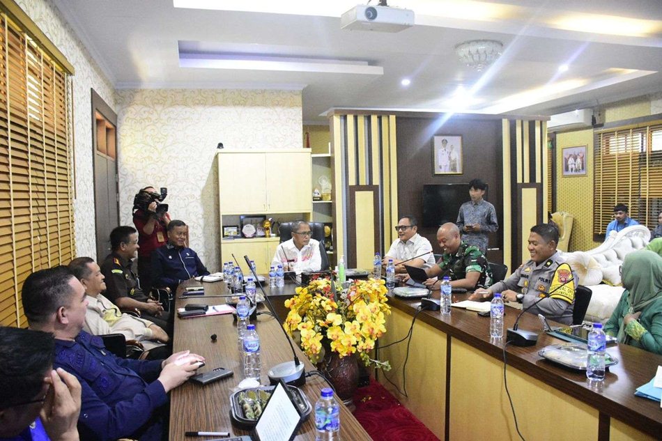 Suasana rapat Forkopimda yang dipimpin Pj Walikota (F:hms-Pemkot)