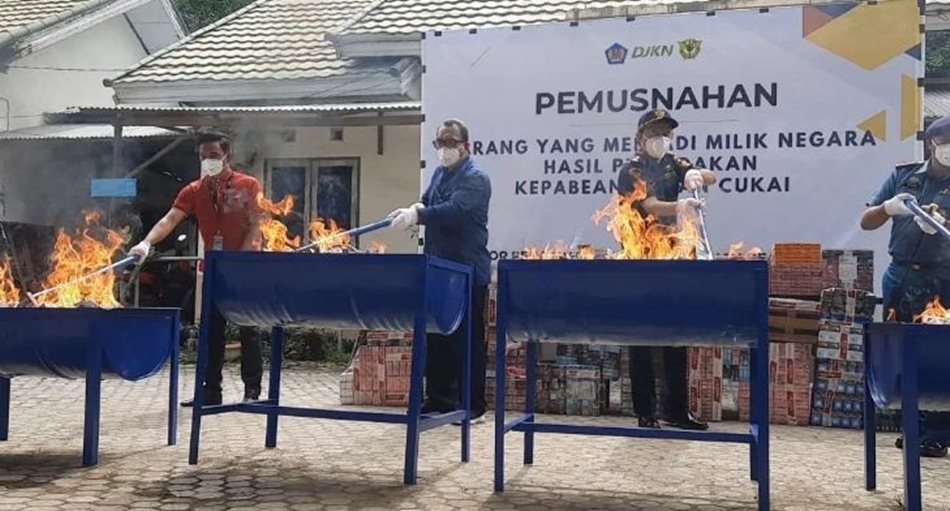 Pemusnahan rokok illegal oleh Bea Cukai Gorontalo.(F:humas)