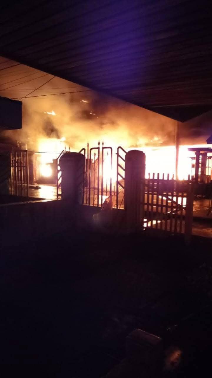 kebakaran yang terjadi di leato selatan Pom bensin dan pangkalan gas terbakar(F:FB)