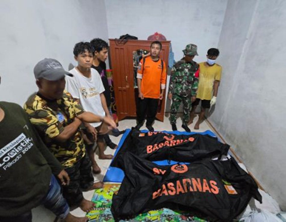Kedua korban berhasil dievakuasi  Tim SAR Gabungan di rumah duka keluarga.(F:SAR)