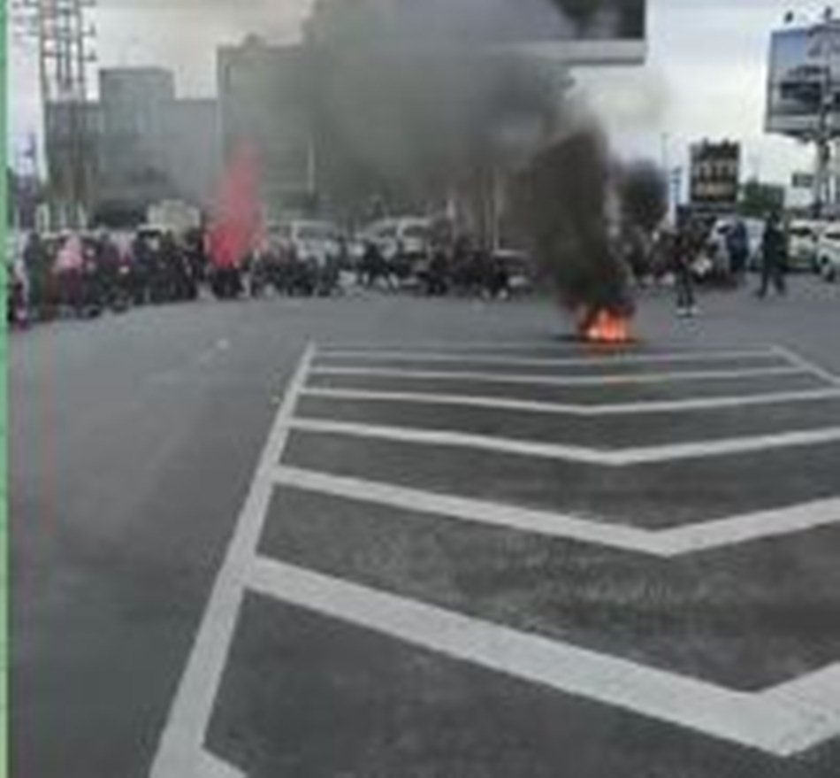 Aksi bakar ban yang dilakukan mahasiswa saat aksi yang berlangsung di perlimaan Gorontalo.(F:ist)