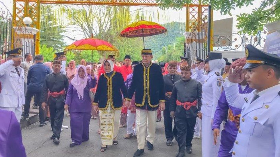 Gubernur Gorontalo Gusnar Ismail saat menjalani adat Moloopu.(F:ist)