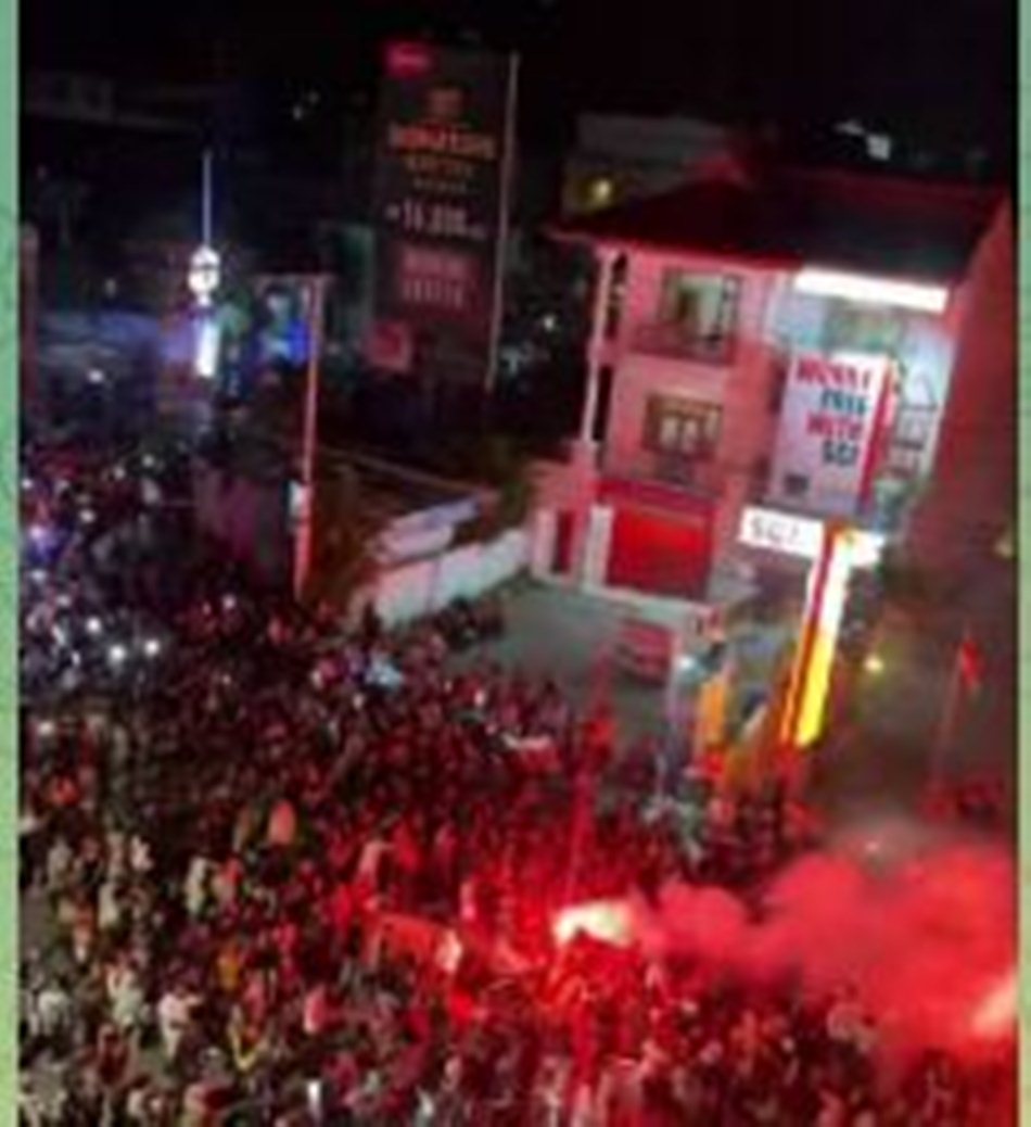 warga Gorontalo tumplek saat  mengikuti tradisi Koko