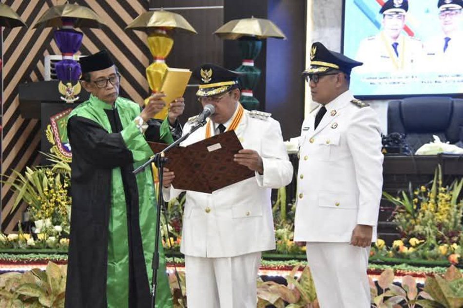 Walikota Adhan Dambea didampingi Wakil Wakil Walikota saat membacakan sumpah janji dalam sidang Paripurna DPRD Kota Gorontalo.(F:Ist)_