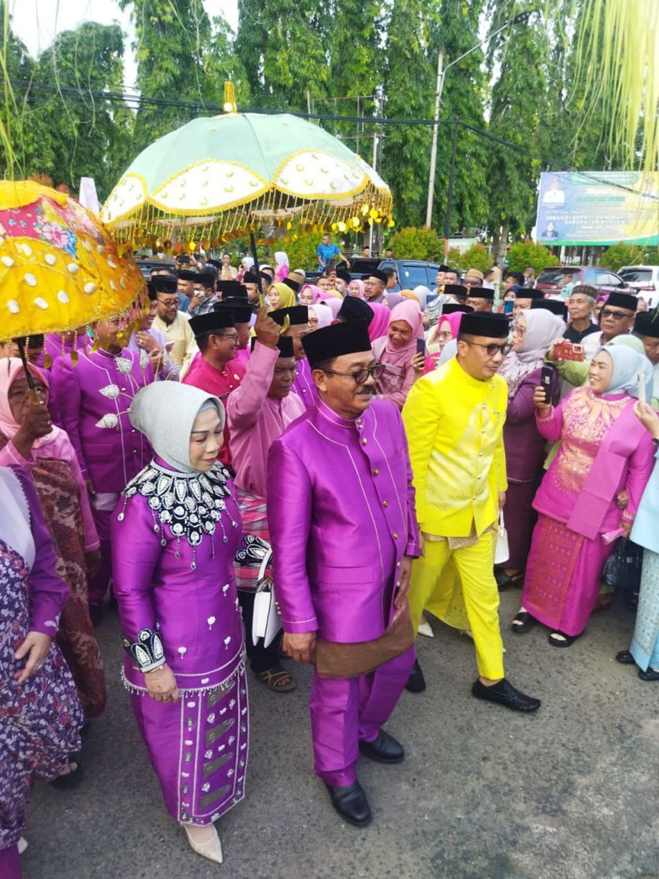 Bupati dan Wakil Bupapti Boalemo saat menjalani prosesi adat.(F:AKP)