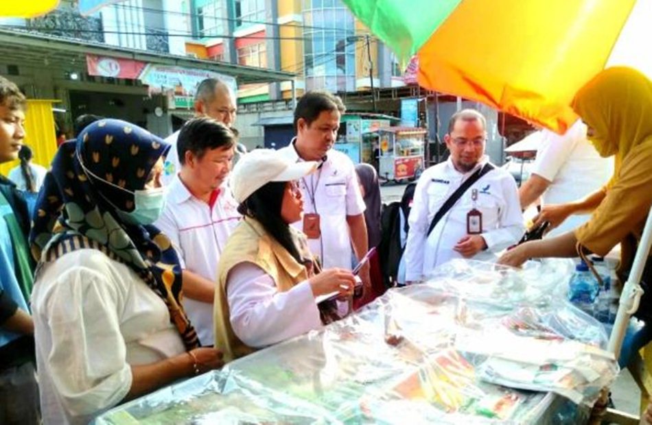 BPOM Gorontalo saat sidak jajanan Takjil di Jalan Kalimadu Kota Gorontalo.(F:ist)